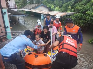Berangsur Surut, Bantuan untuk Korban Banjir di Muara Enim Mulai Mengalir