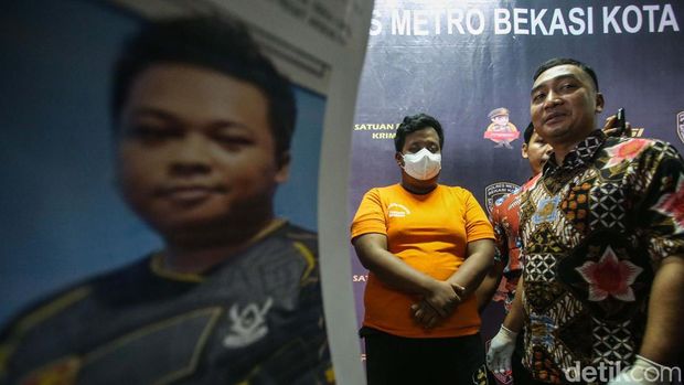 Polres Metro Bekasi Kota mengungkap pelaku kasus penipuan jual beli mobil bekas taksi oleh PT Deka Reset. Polisi menangkap marketing perusahaan itu.