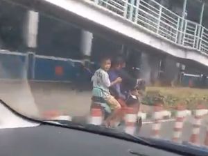 Video Polisi Setop Bocil Bonceng Empat Naik Sepeda Listrik di Jalan Raya Video Polisi Setop Bocil Bonceng Empat Naik Sepeda Listrik di Jalan Raya