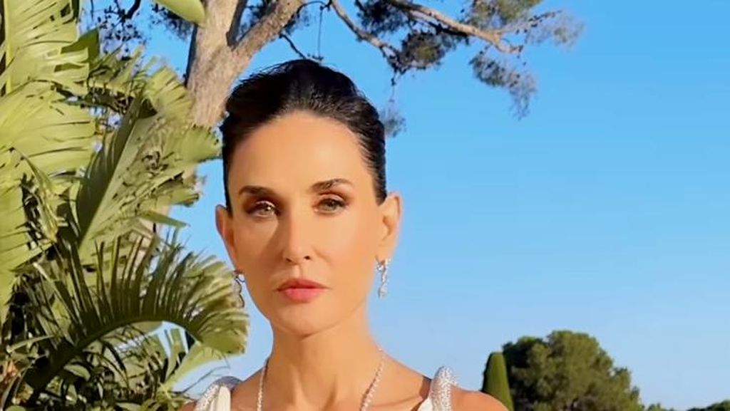 7 Foto Demi Moore Pakai Gaun Belahan Dada Rendah di Cannes, Dipuji bak Dewi 7 Foto Demi Moore Pakai Gaun Belahan Dada Rendah di Cannes, Dipuji bak Dewi