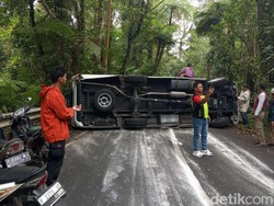 Elf Angkut Wisatawan Terguling di Jalur Erek-erek Kawah Ijen Banyuwangi