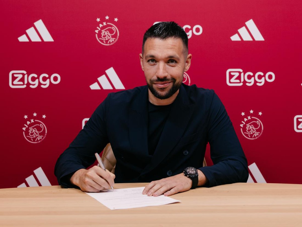 Momen Francesco Farioli menandatangani kontrak. (Foto: dok. Ajax Amsterdam)