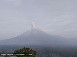 Semeru 6 Kali Erupsi Pagi Ini, Semburkan Abu Vulkanik Setinggi 900 Meter Semeru 6 Kali Erupsi Pagi Ini, Semburkan Abu Vulkanik Setinggi 900 Meter