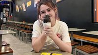 Doyan Kulineran, Ini Momen Happy Asmara saat Jajan Es Krim dan Sate