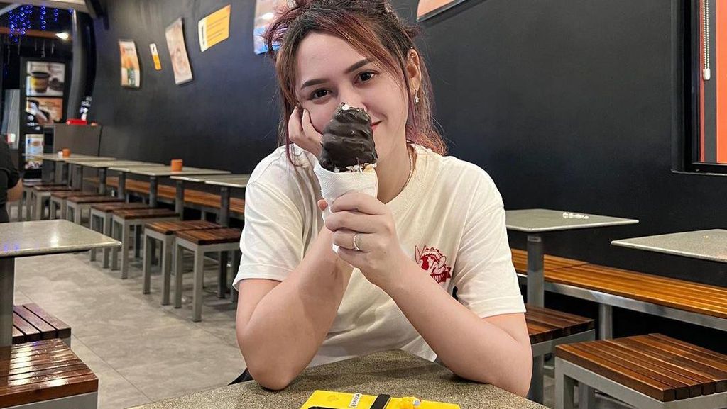 Doyan Kulineran, Ini Momen Happy Asmara saat Jajan Es Krim dan Sate Doyan Kulineran, Ini Momen Happy Asmara saat Jajan Es Krim dan Sate