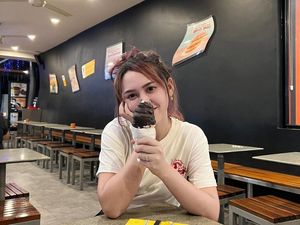 Doyan Kulineran, Ini Momen Happy Asmara saat Jajan Es Krim dan Sate