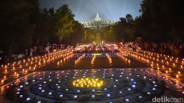 Indah! Ratusan Lampion Hiasi Borobudur di Malam Waisak 2024 Ratusan lampion mengudara hiasi malam Wasiak 2568 di Candi Borobudur. Begini potretnya.