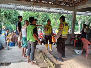 Detik-detik Mobil Travel Terseret Banjir Bandang di OKU
