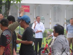 Momen Jokowi Bagikan Sembako ke Warga Sekitar Istana Yogyakarta