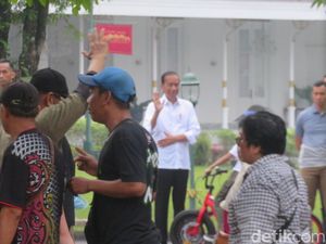Momen Jokowi Bagikan Sembako ke Warga Sekitar Istana Yogyakarta Momen Jokowi Bagikan Sembako ke Warga Sekitar Istana Yogyakarta