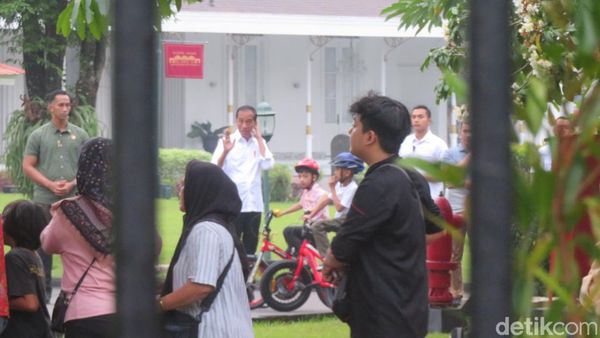 Potret Jokowi Bagi-bagi Bingkisan Bahan Pokok di Jogja