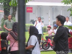Bareng Cucu, Jokowi Bagikan Sembako ke Warga Sekitar Istana Yogyakarta