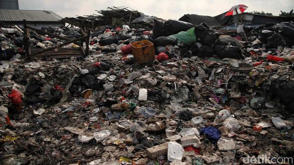 Jorok! Sampah Menumpuk di Joglo Timbulkan Bau Menyengat