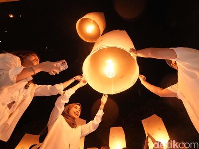 Keseruan Melepas Lampion di Candi Borobudur