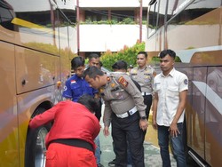 Polisi Bawa Mekanik Khusus Cek Bus Bawa Pelajar Study Tour di Pekanbaru