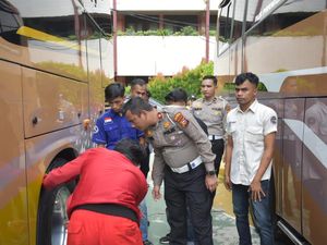 Polisi Bawa Mekanik Khusus Cek Bus Bawa Pelajar Study Tour di Pekanbaru Polisi Bawa Mekanik Khusus Cek Bus Bawa Pelajar Study Tour di Pekanbaru