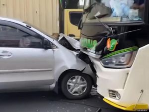 Gegara Sopir Kelilipan, Mobil Adu Banteng Versus Bus di Bandung