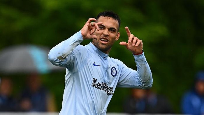 COMO, ITALY - MAY 23: Lautaro Martinez of FC Internazionale in action during the FC Internazionale training session at the clubs training ground Suning Training Center on May 23, 2024 in Como, Italy. (Photo by Mattia Ozbot - Inter/Inter via Getty Images)