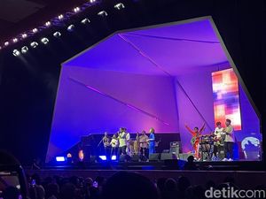 Bukan Kita Bikin Romantis, Lagu Maliq & Dessentials Ini Bikin BNI Java Jazz Heboh