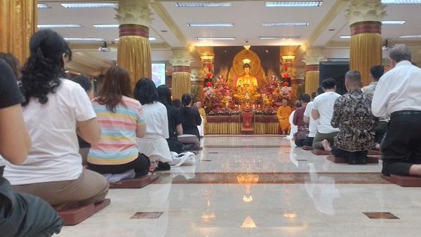 Menyaksikan Perayaan Hari Waisak di Wihara Ekayana Arama