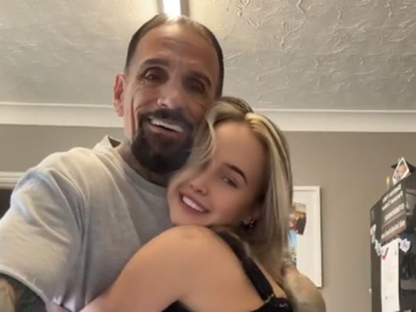 Foto: Gadis Remaja Viral Pacaran dengan Tukang Kebab 40 Tahun Lebih Tua