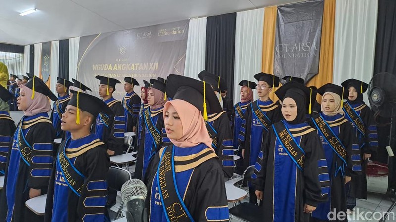 Suasana Haru Wisuda Puluhan Siswa SMA Unggulan CT Arsa Foundation Deli Serdang