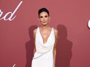 Foto Demi Moore Momong Cucu Viral, Seksi Berbikini