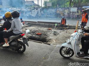 Warga Ngeluh Perbaikan di Jalan Dewi Sartika Ciputat Bikin Macet: Wah Parah