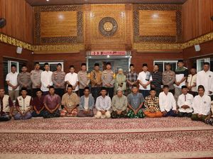 Salat Subuh Bareng Warga, Kapolres Kediri Kota Sampaikan Pesan Kamtibmas Salat Subuh Bareng Warga, Kapolres Kediri Kota Sampaikan Pesan Kamtibmas