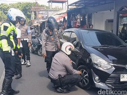 Parkir Liar di Ubud, Petugas Gembosi Mobil-Motor Setiap Hari