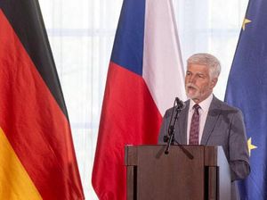 Kecelakaan Sepeda Motor, Presiden Ceko Dirawat di Rumah Sakit Kecelakaan Sepeda Motor, Presiden Ceko Dirawat di Rumah Sakit