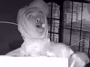 Aksi Pria Berkumis Bobol Warung Kelontong di Bandung