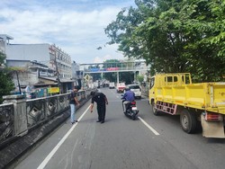 Driver Ojol Tewas Terlindas Truk di Flyover Tambora Jakbar