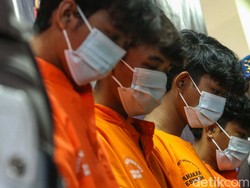 Sadisnya Komplotan Begal Bekasi Bacok ABG hingga Incar Pemotor Wanita