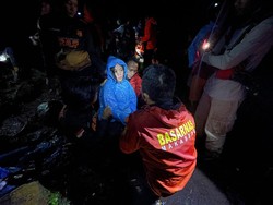 Basarnas Evakuasi Pendaki Wanita Cedera di Pos 9 Gunung Bawakaraeng Gowa