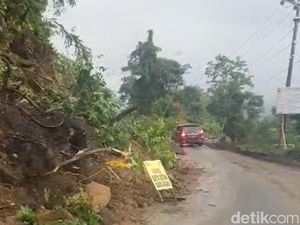 Jalan Poros Maros-Bone di Tompo Ladang Buka Tutup Imbas Longsor Batu Jalan Poros Maros-Bone di Tompo Ladang Buka Tutup Imbas Longsor Batu
