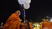Gemerlap Ribuan Lampion Balon Majapahit Saat Peringatan Waisak di Mojokerto