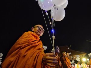 Gemerlap Ribuan Lampion Balon Majapahit Saat Peringatan Waisak di Mojokerto Gemerlap Ribuan Lampion Balon Majapahit Saat Peringatan Waisak di Mojokerto