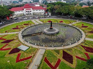 Wajah Baru Alun-Alun Tugu Malang Wajah Baru Alun-Alun Tugu Malang
