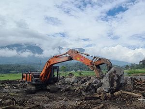 BNPB Akan Ledakkan Batu-batu Besar Dampak Galodo Gunung Marapi BNPB Akan Ledakkan Batu-batu Besar Dampak Galodo Gunung Marapi