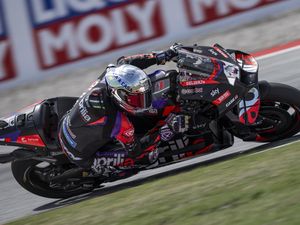 Aleix Espargaro Tercepat di Kualifikasi MotoGP Inggris 2024 Aleix Espargaro Tercepat di Kualifikasi MotoGP Inggris 2024
