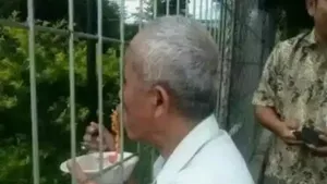 10 Gaya Kocak Netizen Lakukan Atraksi Saat Makan
