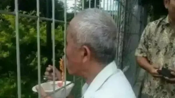 10 Gaya Kocak Netizen Lakukan Atraksi Saat Makan