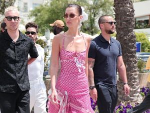 Mengenal Kaffiyeh yang Dikenakan Bella Hadid di Cannes Mengenal Kaffiyeh yang Dikenakan Bella Hadid di Cannes