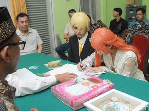 Viral Pengantin di Jatim Menikah di KUA Pakai Kostum Couple One Piece Viral Pengantin di Jatim Menikah di KUA Pakai Kostum Couple One Piece