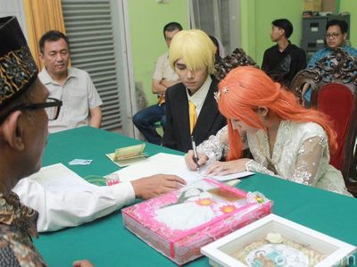 10 Potret Gaya Unik Pengantin One Piece Menikah di KUA Jawa Timur