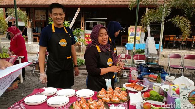 Hasil karya akseptor Menoreh Food Festival di Plaza Kuliner Glagah, Temon, Kulon Progo, Sabtu (25/5).