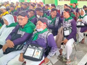 Calon Haji dari Gunungkidul Kompak Pakai Blangkon, Sebut sebagai Identitas Calon Haji dari Gunungkidul Kompak Pakai Blangkon, Sebut sebagai Identitas