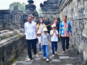 Jokowi, Anak, dan Cucu Main ke Candi Borobudur
