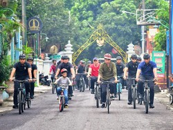 Sabtu Pagi, Jokowi Ajak Jan Ethes Gowes Keliling Kota Jogja